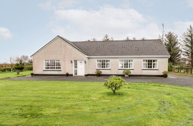 DROMORE WEST COTTAGE, family friendly in Dromore West, County Sligo