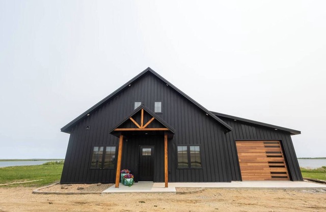 Dry Lake Lodge - On the shore of Dry Lake