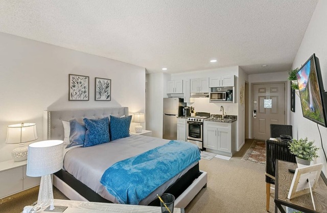 DTC Studio w/Kitchenette, Fast WiFi,Free Parking!