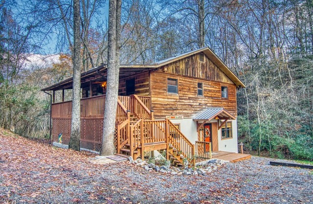Dual cabin: 2 acres, fireplace, firepit, creek: 4 bdrm