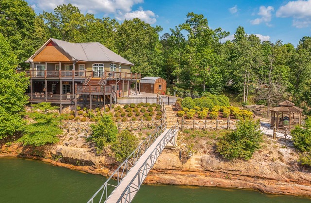 Ducktail Pointe: 5 BR, 3 BA House in Houston, Sleeps 14