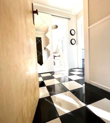 Duisburg FeelHome, Flughafen nah,2-Schlafzimmer, Badewanne, Zentral, WiFi, Top Floor