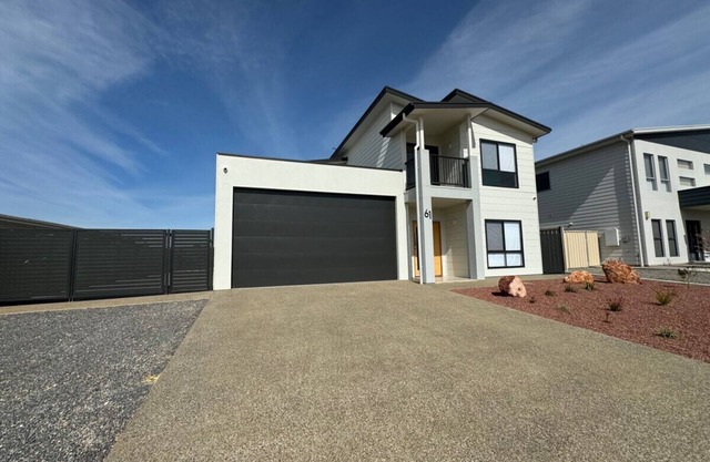 Dunes View - Designer Home with Golf Course Frontage