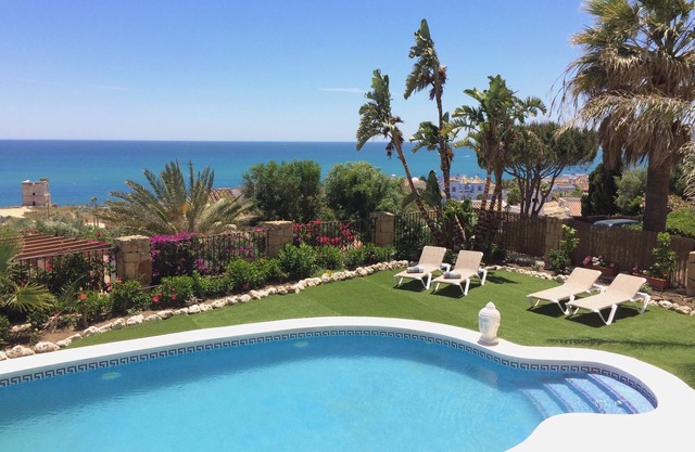 Duplex apartment close to the beach, garden with great sea view and outdoor pool