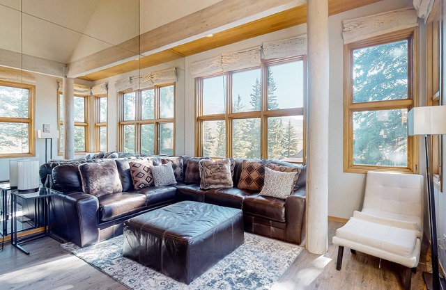 Duplex with deck, renovated kitchen, pool & hot tub - close to the river