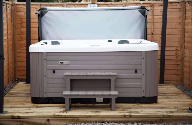 Eagle Lodge – Luxury Hot Tub Escape near York