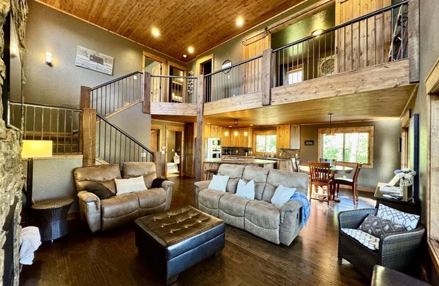 Eagle View Lodge - Cabin with views, King beds, hot tub, foosball
