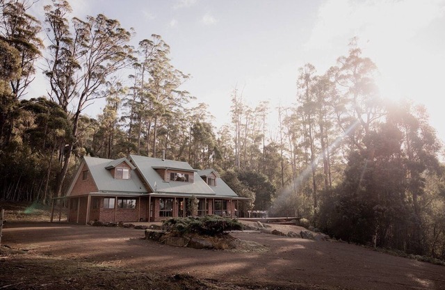 Eaglehawk Lodge Oceanview retreat on Pirate Bay