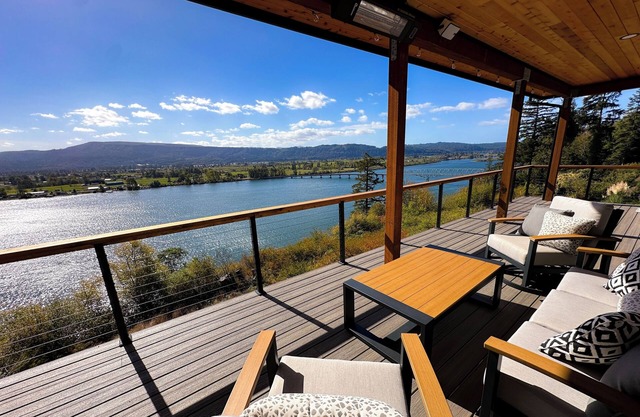 Eagles View Waterfront Luxury Retreat W/Outdoor Tub. On Columbia River Cathlamet