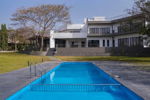 Earth Song by StayVista - Boasting an Open theatre, Games, Spacious lawn, Swimming pool & Conference room