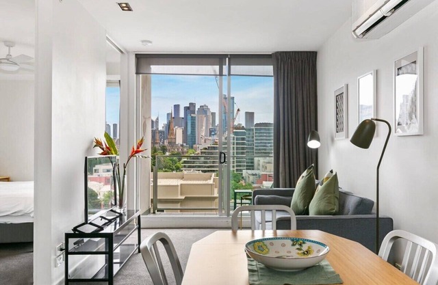 East Melbourne Apartmnt: City Views & Pet-Friendly!