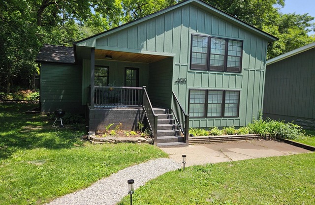 Eclectic 3 Bedroom Lake Wandawega Cabin