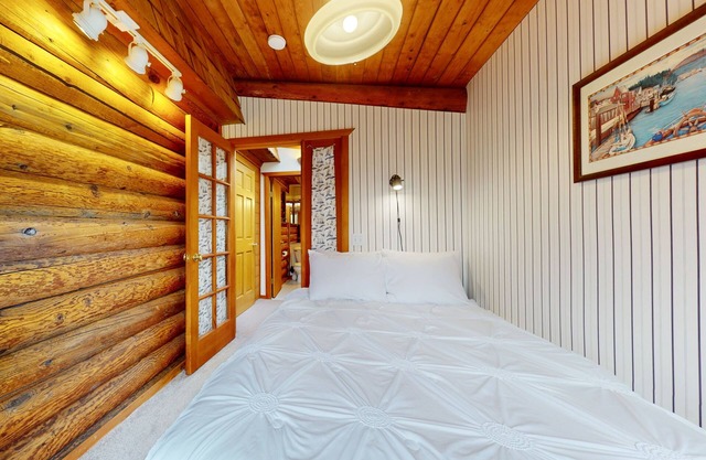 Eco-friendly log cabin with amazing views, kitchenette, & private W/D