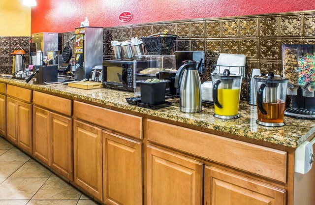 Econo Lodge Inn & Suites Walnut