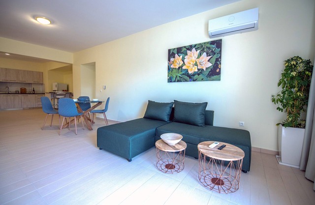 Eden's Lily - Luxury Spacious Apartment With Sea View