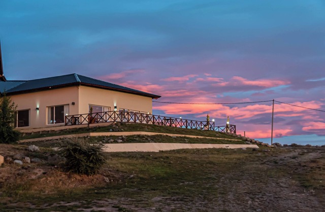 Edenia Punta Soberana Hotel with unbeatable location in front of the Argentino Lake.