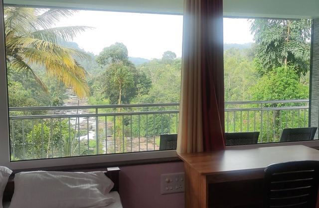 Edens Holidays - Beautiful Cozy Family Homestay in Rajakkad Near Munnar, Kerala