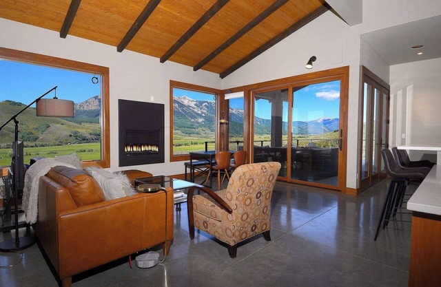 Edge of Paradise, brand new 3BD/2.5BA, views!