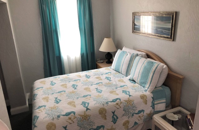 efficiency room, wth fridge, microwave,coffeemaker toaster oven