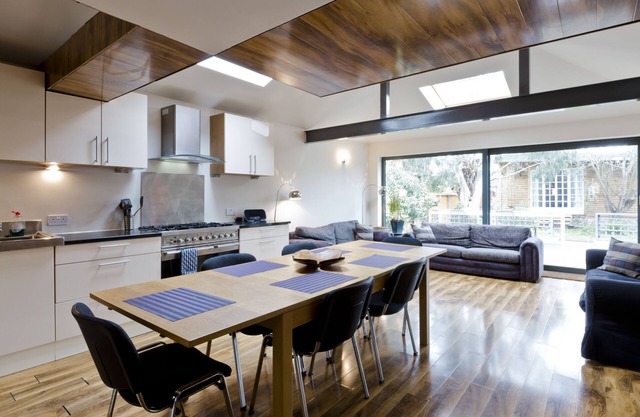 Egham House serviced apartment near Staines, Windsor, Ascot, Heathrow -sleeps 6