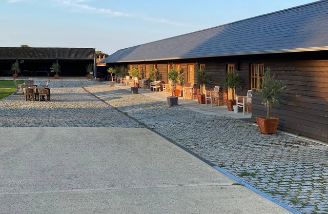 EGREMONT RUSSET, THE APPLE ROOMS, pet friendly in Stockbridge