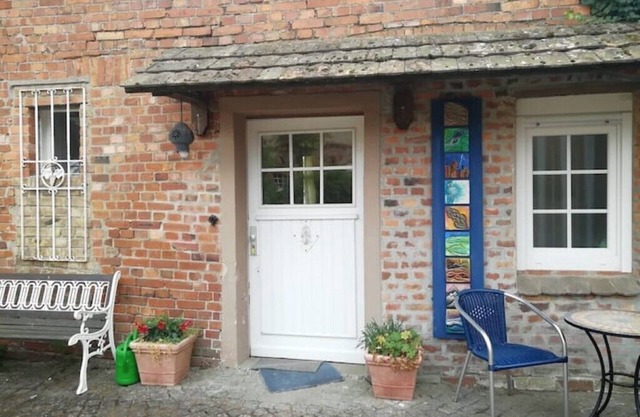 Ehemalige Bibliothek: Küche Kamin Netflix Hofladen