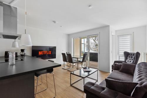 Eindrucksvolle Zwei-Zimmer-Wohnung mit Balkon und großer Küche