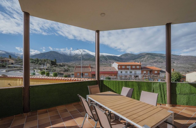 El Encanto del Alberche 'Casa 1' with Mountain View, Shared Pool and Wi-Fi