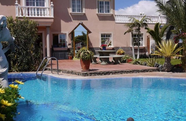 El Médano Apartment with Breathtaking Pool Views