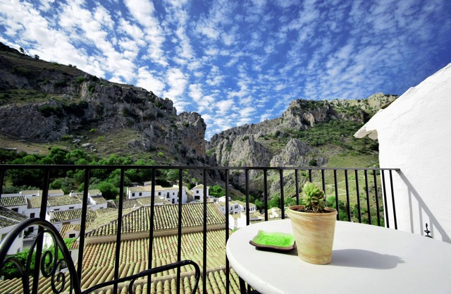 El Orgullo rural house, with terrace and impressive views of the Bailón Canyon.