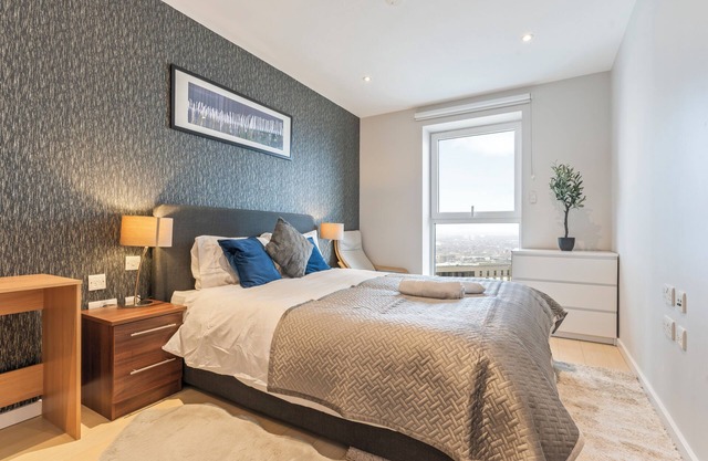 Elegant 2 Bed Apartment Within Many Attractions