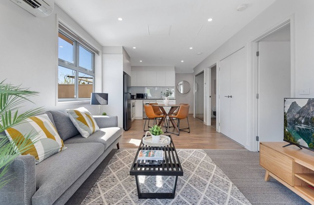 Elegant 2-Bed with Large Balcony by High Street