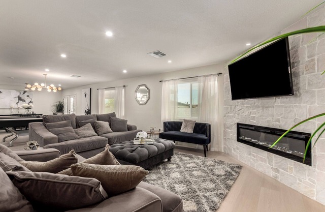 Elegant 4BD/2BA Home in Prime Glendale Location!