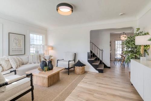 Elegant 4BR Deck & Office