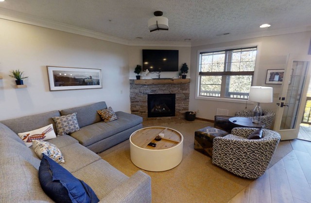 Elegant 6BR Retreat in Black Bear Crossing by RedAwning