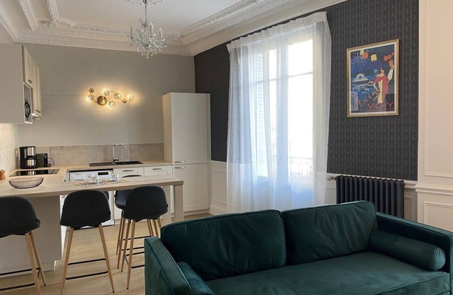 Elegant Apartment in Heart of Vichy with Modern Amenities and Balcony