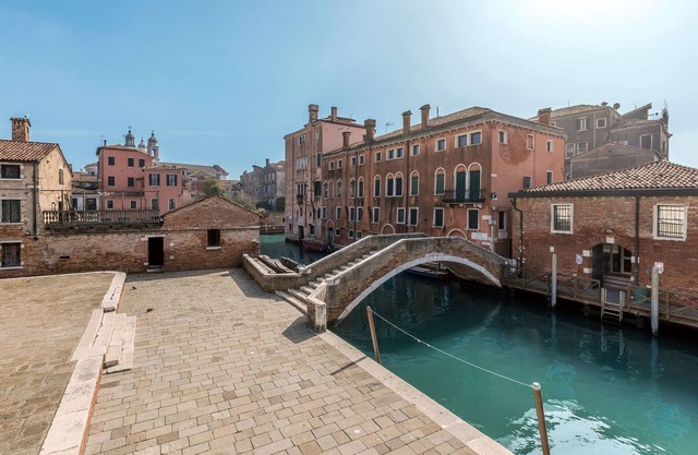 Elegant Apartment with Stunning Views in San Trovaso