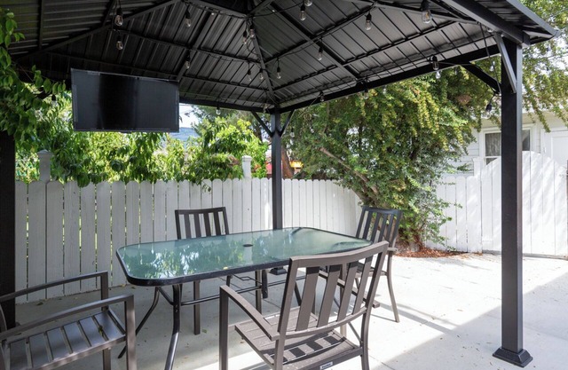 Elegant Burbank Beauty: Affordable Comfort Awaits