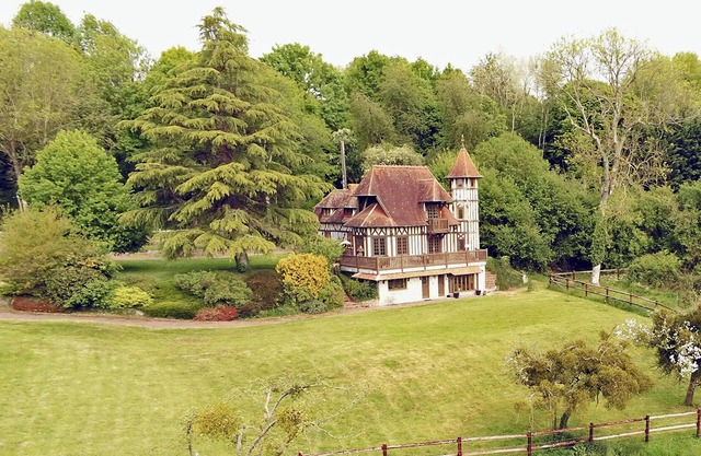 Elegant half-timbered manor with its SPA area, its English PUB and its Pianos