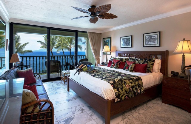 Elegant Lahaina Shores Oceanfront Studio!