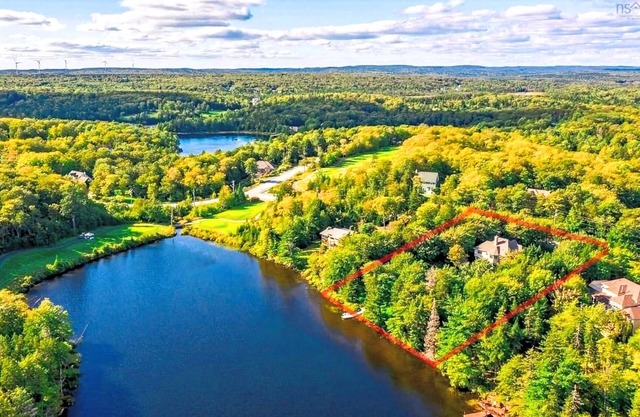 Elegant Lakehouse on Golf Course with large property ground