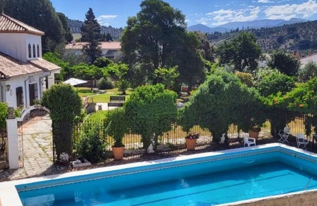 Elegant mountain house 10km from Granada