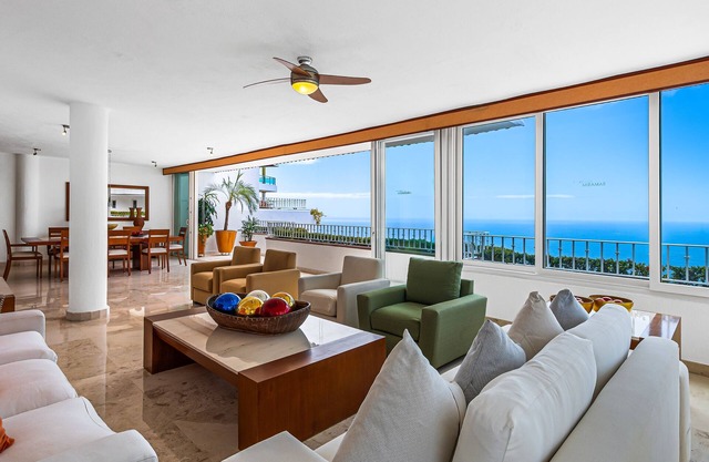 Elegant oceanview penthouse with private rooftop jacuzzi, pools & spa access