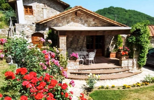 ELEGANT STONE VILLA IN THE TUSCAN HILLS WITH PRIVATE POOL.