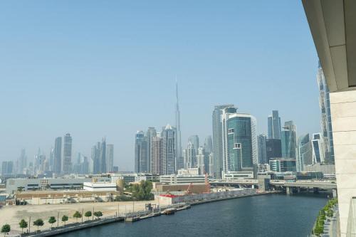 Elegant unit in Al Wasl sleeps 4 with Canal Views