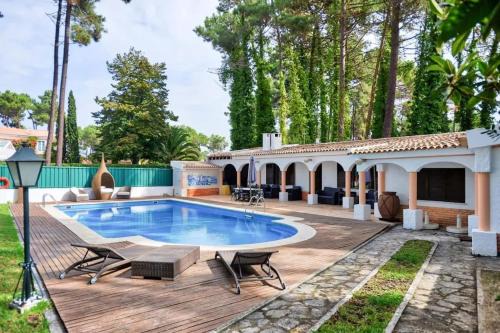 Elegant Villa in Corroios with Private Pool