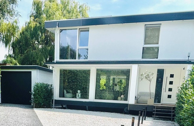 Elegant villa in The Hague- lots of space inside and out! 8 persons