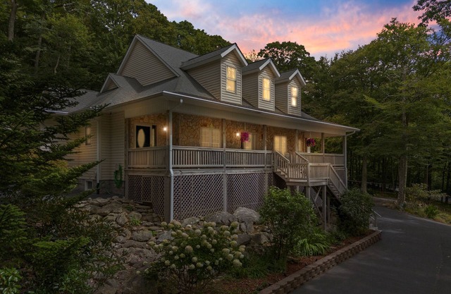 Elevated Lifestyle, Spacious 6 Bdrm w/Hot Tub!