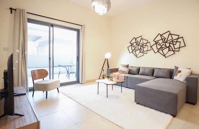 Elite LUX Holiday Homes - Spacious 1 BR Near Metro Station in Al Furjan, Dubai