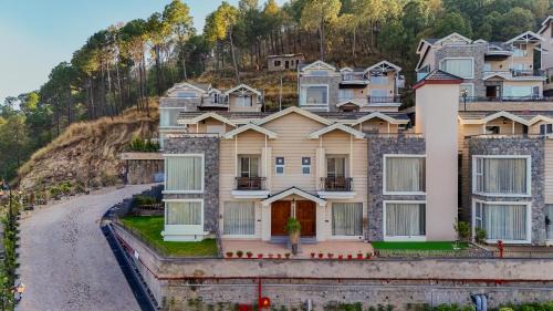 ELIVAAS privé Royce Cottage Hilltop 4 BHK Retreat With Indoor Bar, Terrace & Scenic Views
